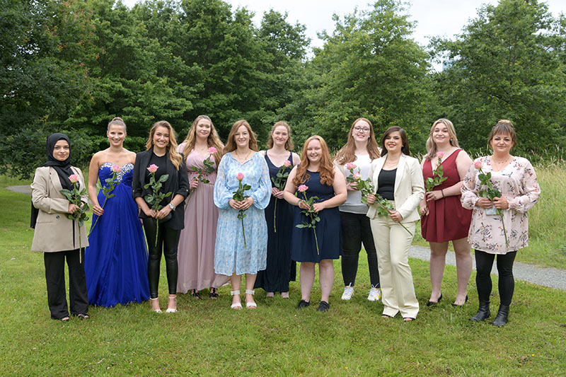 Gruppenfoto von den Absolventinnen der Pflegeakademie Seestadt Bremerhaven, Kurs 2019-2, Examen Juli 2022 (Foto: Masorat)