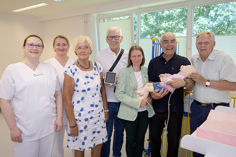 Julia Drobig, Angelika Prinz (beide Neonatologie), Christiane Ganschow, Manfred Rommel mit Steuerungseinheit (beide Förderverein), Judith Hartmann (Pflegeakademie), Prof. Winfried Kurtz mit der Puppe, Wilfried Töpfer (beide Förderverein), Foto: Masorat