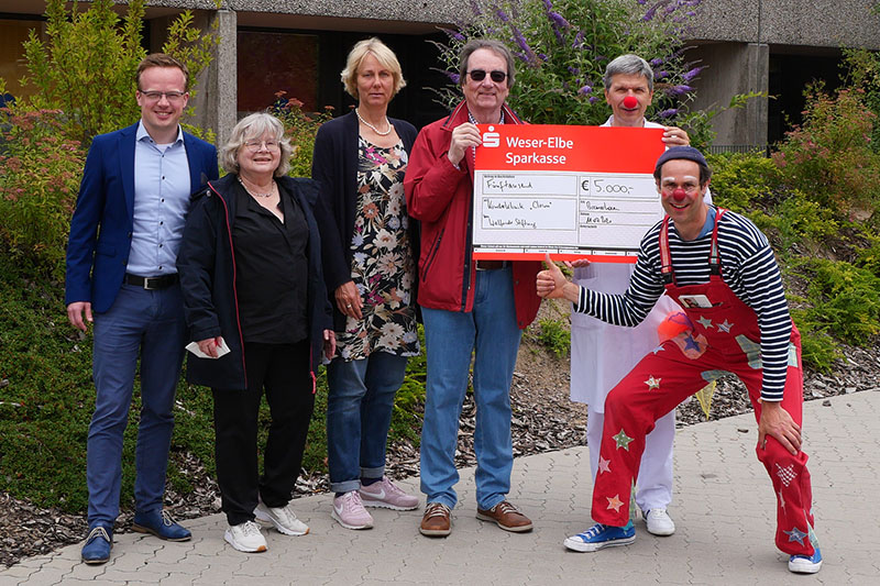 Gruppenfoto von der Übergabe der Spende durch die Welfonder-Stiftung an die Kinderklinik für Klinikclown-Besuche (Foto: Semmler/KBR)