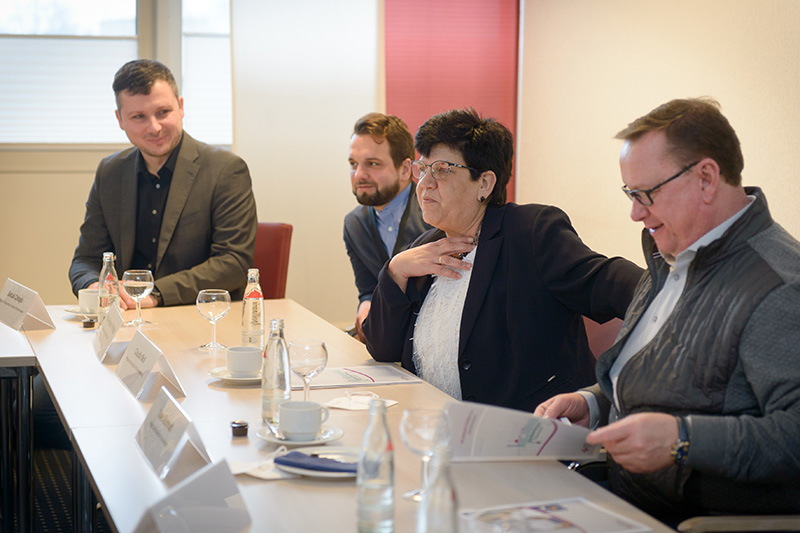 Uwe Schmidt, Bundestagsabgeordneter (rechts), Claudia Moll, Pflegebeauftragte der Bundesregierung (2. von rechts) und Selcuk Caloglu, Stadtrat für Gesundheit in Bremerhaven (links) im Gespräch mit Mitarbeitenden aus der Pflege im KBR (Foto: Schimanke)