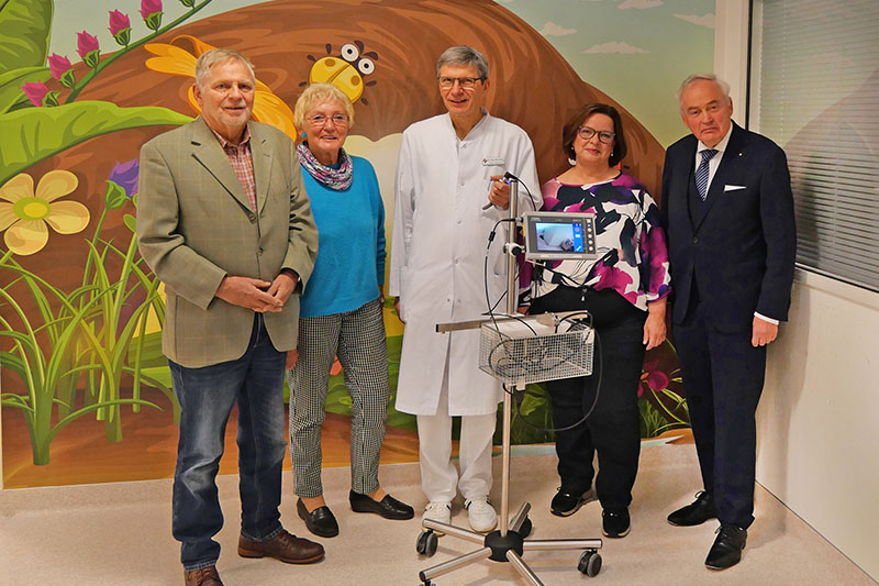 Spendenübergabe, v.l.n.r.: Wilfried Töpfer (Förderverein), Christiane Ganschow (Förderverein), Dr. Axel Renneberg (Chefarzt der Kinderklinik), Monika Miesner (Lions Club Carlsburg), Hans-Christoph Seewald (Lions Club Carlsburg)