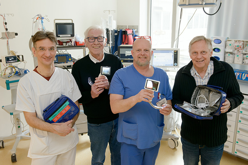 Spendenübergabe, v.l.n.r.: PD Dr. Oliver Radke (Chefarzt Anästhesie und Intensivmedizin), Manfred Rommel (Förderverein), Stephan Lücke (Leitung Anästhesiepflege), Wilfried Töpfer (Förderverein); Foto: Schimanke