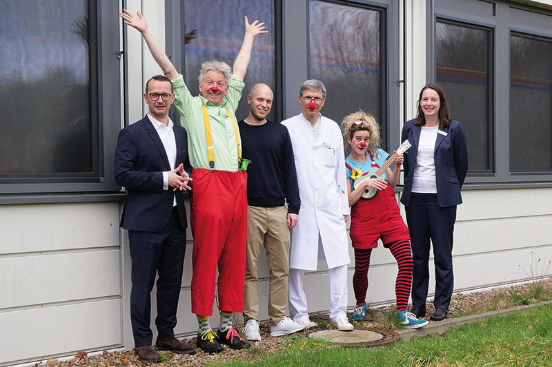 Spendenübergabe, v.l.n.r.: Dr. Witiko Nickel (Pflegerischer GF), Clown „Fernando“, Marc Dieckell (Dieckell Stiftung), Dr. Axel Renneberg (Chefarzt Kinderklinik), Clownin „Frix“, Dr. Susanne Kleinbrahm (Medizinische GF)