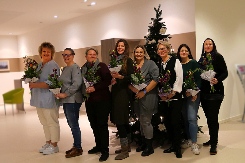 Die acht neuen Patientenassistentinnen am Klinikum Bremerhaven-Reinkenheide (Foto: KBR)