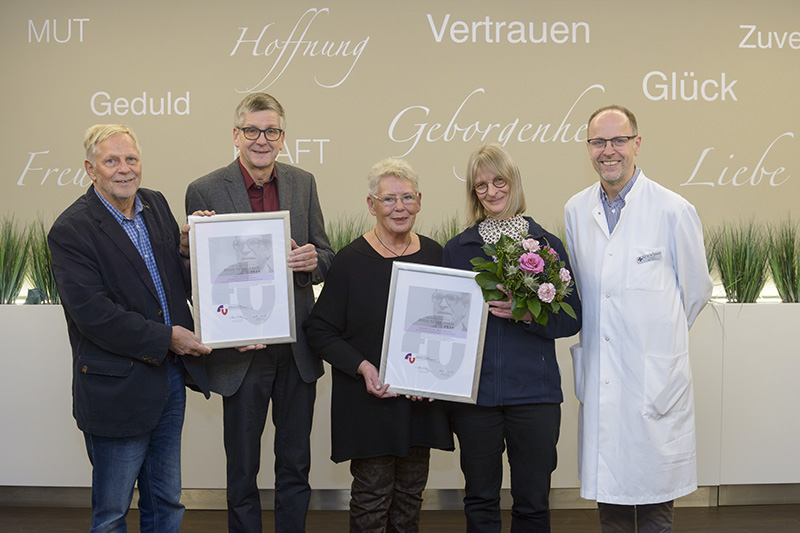 v.l.n.r.: Wilfried Töpfer (Förderverein), Jörn Mante (Preisträger), Anke Zülch (Förderverein), Dr. Anja Urbigkeit (Preisträgerin), Prof. Dr. Martin Holtmann (Chefarzt); Foto: Schimanke