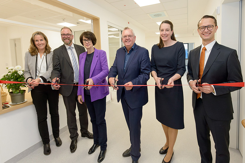 Symbolisches Durchschneiden des Roten Bandes bei der Einweihungsfeier für den Ergänzungsbau am Klinikum Bremerhaven-Reinkenheide (Foto: Schimanke)