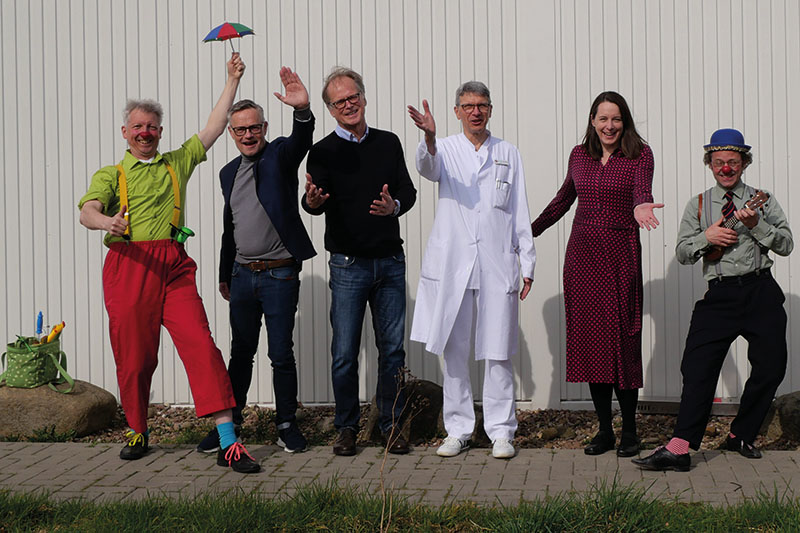 Spendenübergabe: Clown „Fernando“, Jörg Schulz (Stiftung), Thilo Kelling (Stiftung), Dr. Axel Renneberg (Chefarzt Kinderklinik), Dr. Susanne Kleinbrahm (Med. GF), Clown "Hugo"