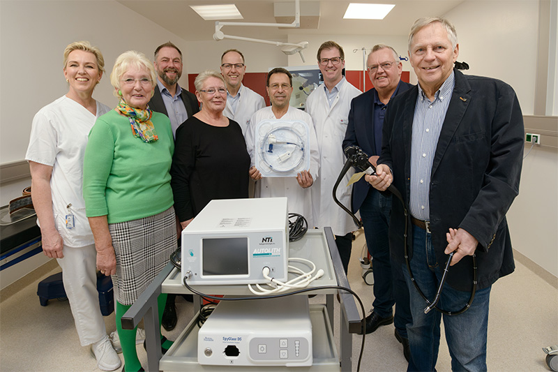 Spendenübergabe, v.l.n.r.: Martina Nitzsche-Treusch, Christiane Ganschow, Frank Kühl, Anke Zülch, Prof. Dr. Martin Holtmann, Dr. Nezam Eddin Al Haj, PD Dr. Helge Bruns, Torsten Neuhoff, Wilfried Töpfer (Foto: Schimanke)