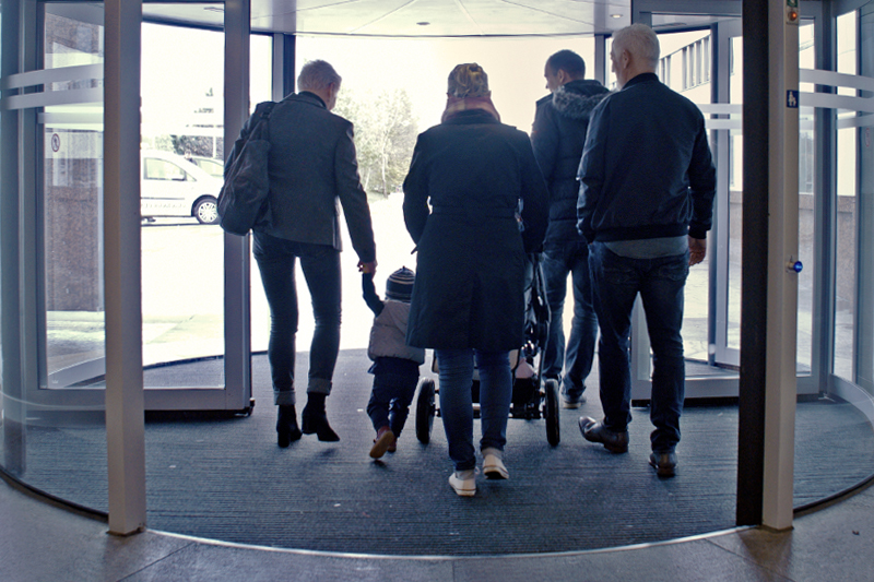 eine Familie verlässt gemeinsam das Klinikum Bremerhaven-Reinkenheide