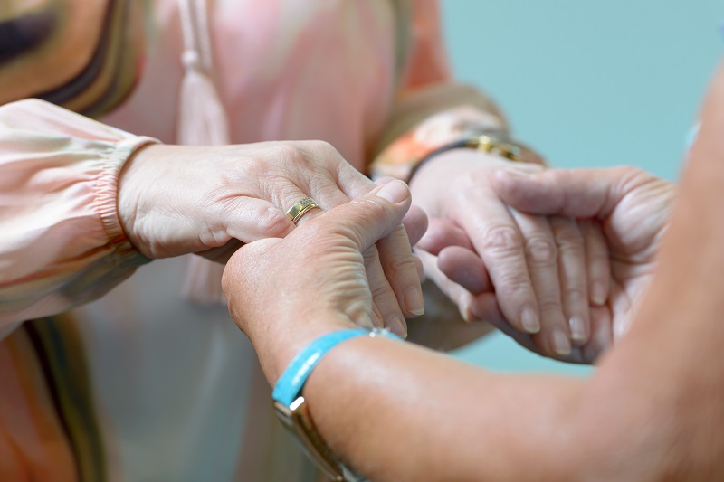 zwei Hände einer Person halten die Hände einer anderen Person (Foto: Antje Schimanke)