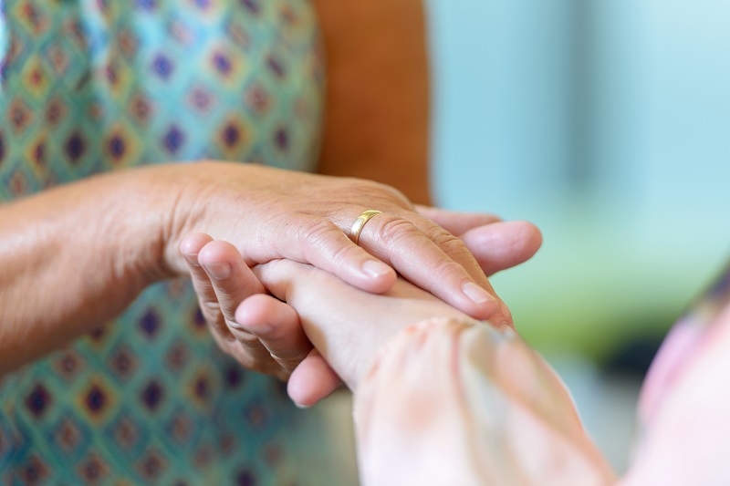 zwei Hände einer Person halten die Hand einer anderen Person (Foto: Antje Schimanke)