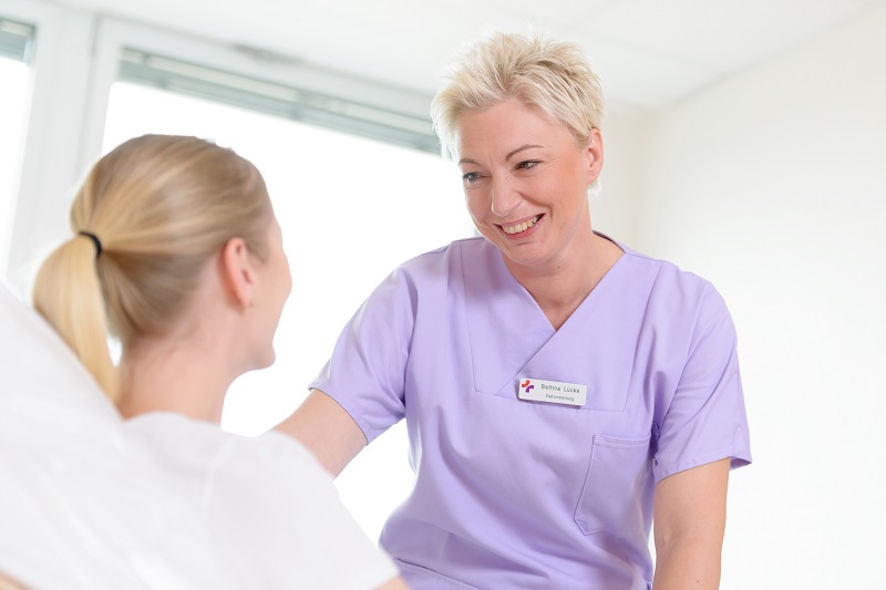 eine Pflegefachkraft der Boardingstation am Klinikum Bremerhaven-Reinkenheide im Gespräch mit einer Patientin (Foto: Antje Schimanke)