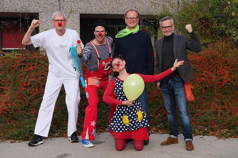 Dr. Baaske, Clown Kurt, Clownin Maggie sowie Herr Schulze und Herr Kelling von der Bürgerstiftung Bremerhaven bei der Spendenübergabe