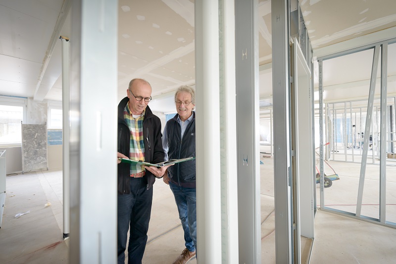 Zwei Mitarbeiter des Architekten- und Planungsteams in einem der Module für die neue Kinderklinik