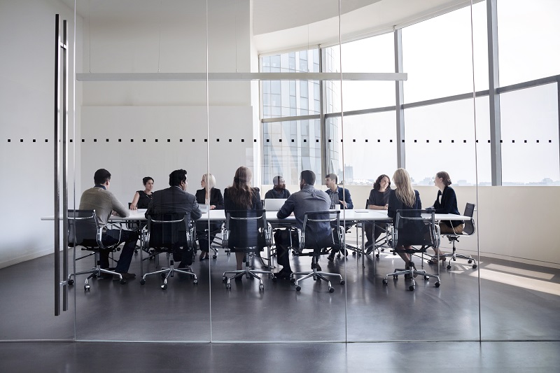 Schmuckbild: Gruppe von Menschen an einem Konferenztisch (Quelle: iStock.com)